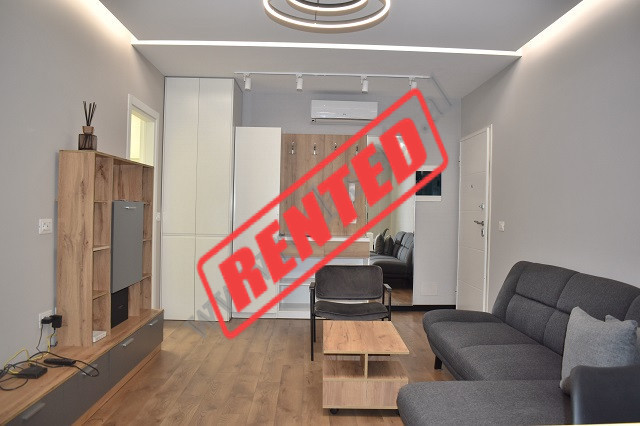 Apartament me qira ne rrugen Ndre Mjeda, ne Tirane.
Ndodhet ne katin e 3te te nje pallati te ri me 